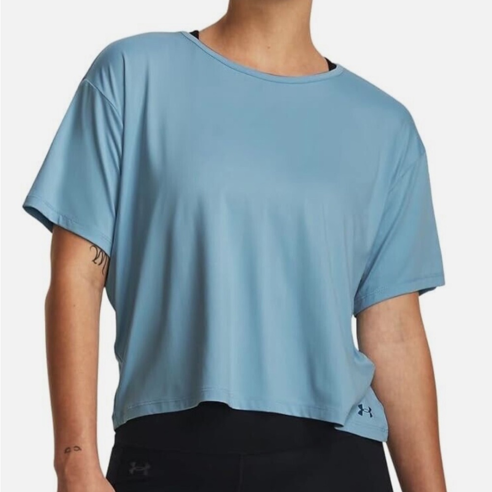 Size Medium Under Armour Women's Light Blue Short Sleeve Tee